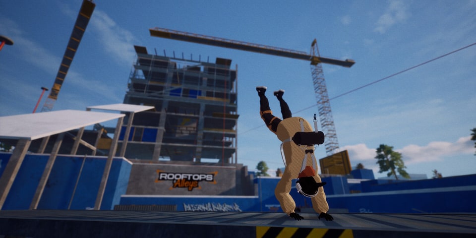 Rooftops & Alleys: The Parkour Game forward roll with construciton site in the background